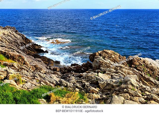 Wlochy - Liguria - Genua - Nervi - wybrzeze Ligurii - sciezka widokowa Passeggiata Anita Garibaldi - widok na skaliste wybrzeze i Morze Liguryjskie Italy -...