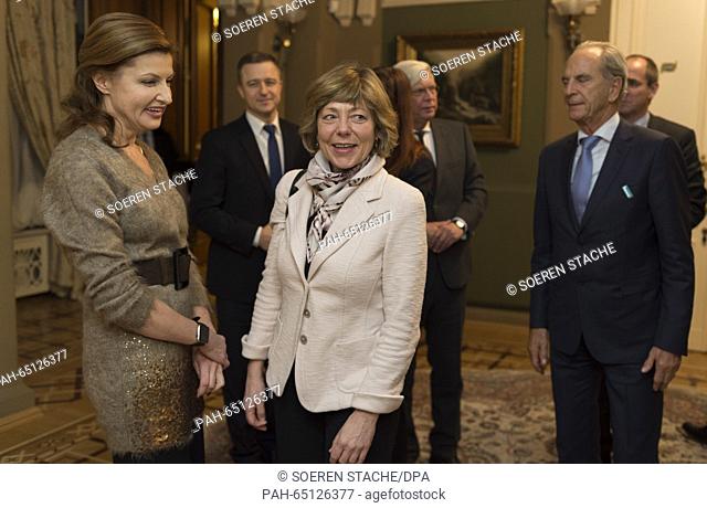 Daniela Schadt (c), life partner of German President Joachim Gauck, and Marina Poroshenko, wife of Ukranian President Petro Poroshenko