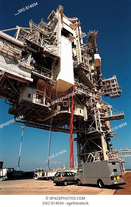 11/05/1999 -- At Launch Pad 39B, the payload canister for Space Shuttle Discovery, for mission STS-103, is lifted up the Rotating Service Structure