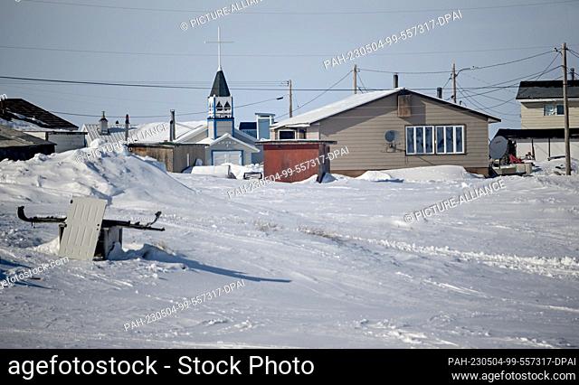 27 April 2023, Canada, Tuktoyaktuk: Dwellings in Tuktoyaktuk in the Arctic. Photo: Britta Pedersen/dpa. - Tuktoyaktuk/Northwest Territories/Canada
