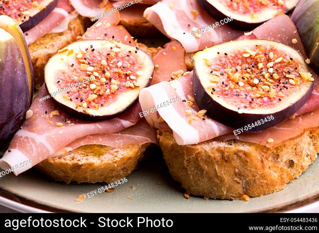 Sandwich with prosciutto, fig and olive oil