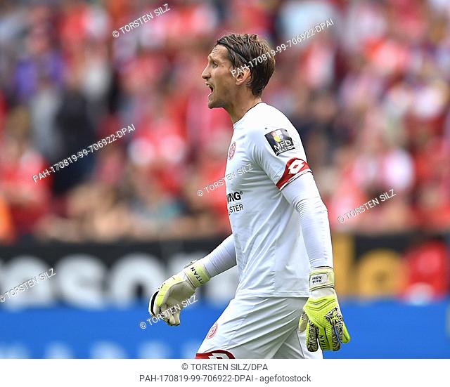 Goalkeeper Rene Adler of Mainz yells across the pitch during the German Bundesliga soccer match between FSV Mainz 05 and Hannover 96 in the Opel Arena in Mainz