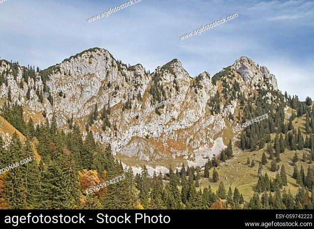 Die drei Achselköpfe sind ein bis zu 1710 m hoher Teil des Rückens der Benediktenwandgruppe in den Bayerischen Voralpen zwischen Benediktenwand-Hauptgipfel und...