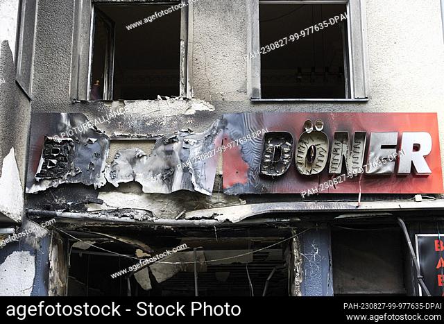 27 August 2023, Berlin: The company sign of a burnt-out kebab restaurant can be seen in Uhlandstraße. According to the police spokesman