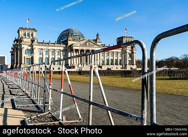 Berlin, Tiergarten, Reichstag building, cordoned off, bars