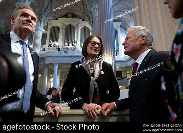 09 October 2022, Saxony, Leipzig: Burkhard Jung (SPD, from left), Lord Mayor of Leipzig, Irina Scherbakowa, Russian human rights activist and co-founder of the...