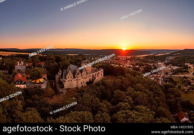 Germany, Thuringia, Kranichfeld, ruin, upper castle, city, sunrise, overview, back light