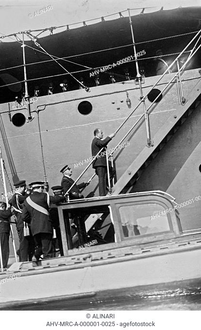 Album Duce: Benito Mussolini in civilian clothes on the ladder of the Real Ferruccio ship in the port of Gaeta, shot 1926 by Pignatiello Vincenzo
