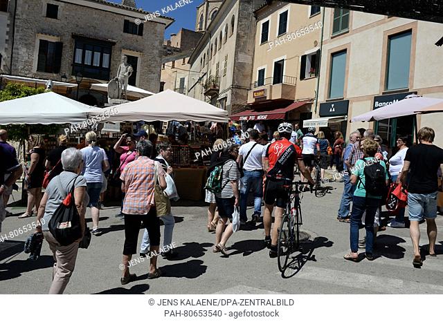 The traditional farmers market that always takes place on Wednesday in Sineu on Majorca, Spain, 04 May 2016. Photo: Jens Kalaene/dpa | usage worldwide
