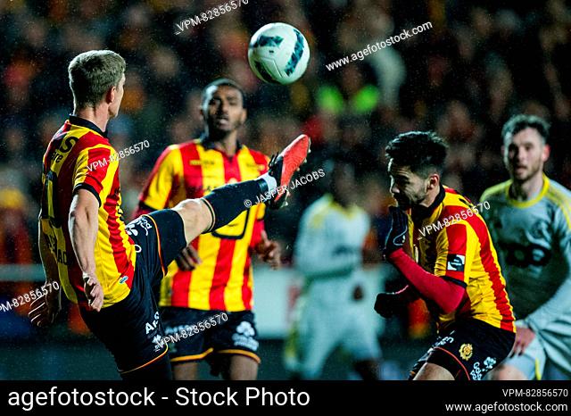 Mechelen's Lion Lauberbach and Mechelen's Sandy Walsh fight for the ball during a soccer match between KV Mechelen and Standard de Liege Wednesday 20 December...