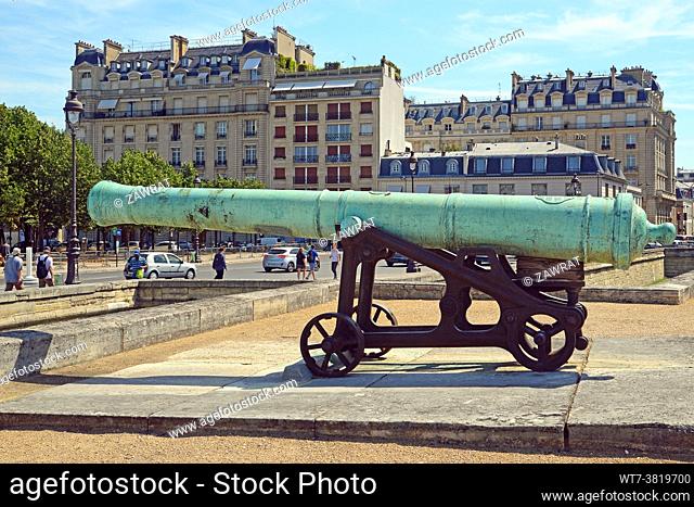 Hotel des Invalides, Napoleon, French Revolution, war, Egyptian compaign, canon, old canon, buildings, city, street, cars, traffic