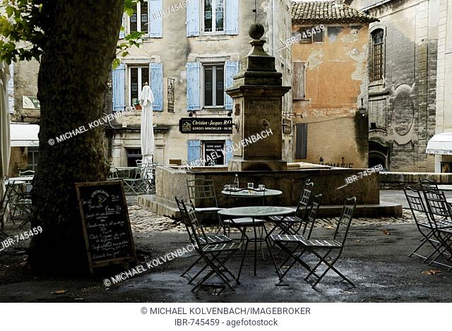 Fountain and cafe at a square in Gordes, Luberon Region, Provence, South of France