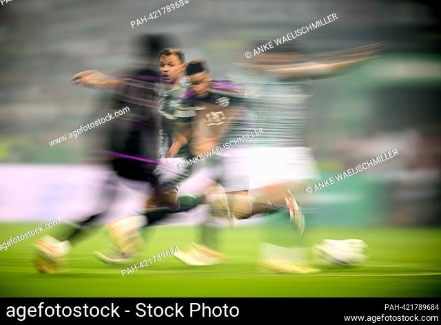 left to right Senne LYNEN (HB), Jamal MUSIALA (M) duels, action, dynamic, blurred, soccer 1st Bundesliga, 1st matchday, SV Werder Bremen (HB) - FC Bayern Munich...