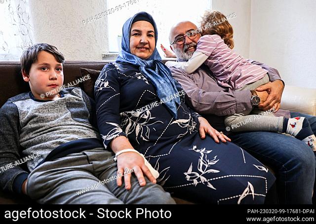 PRODUCTION - 15 March 2023, North Rhine-Westphalia, Duisburg: The foster family with son Yusuf (l-r), mother Sultan Demirhan