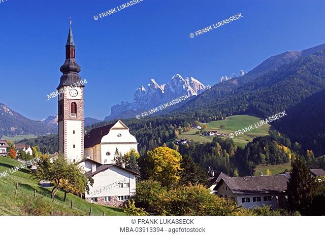 Italy, South-Tyrol, Villnösstal, St. Peter chapel Geislerspitzen, autumn