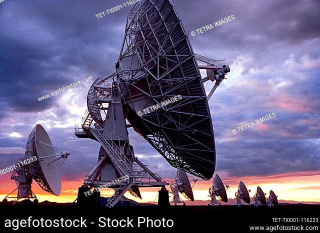 Estados Unidos, Nuevo México, Socorro, radiotelescopios en Karl G. Jansky Very Large Array al atardecer