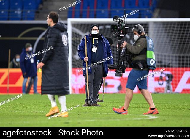 Pitch keeper after playing on the pitch. GES / Football / UEFA Nations League: Germany - Ukraine, 11/14/2020 Football / Soccer: UEFA Nations League: Germany vs...