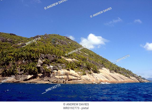 Granite and plam trees, coastal scenery, Mahe, Seychelles, Indian Ocean