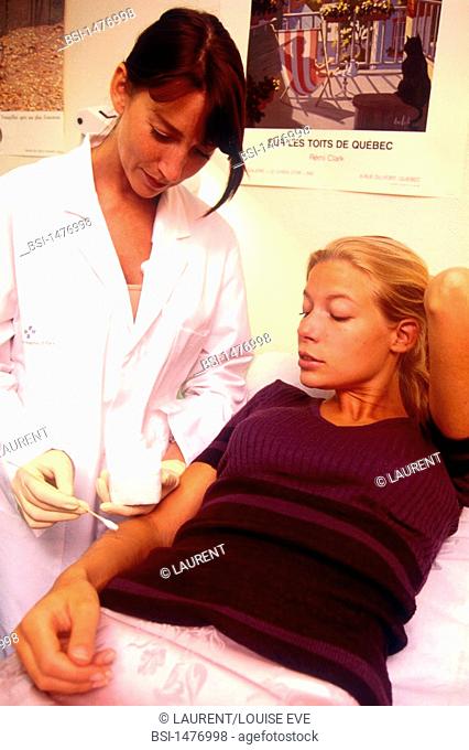 DERMATOLOGY, TREATING A WOMAN<BR>Cryotherapy (liquid nitrogen) to treat warts, seborrheic warts, keratosis, actinic keratosis