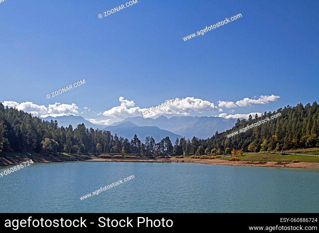 Lago die Coredo - der größere Stausee der Due Laghi im Val di Non im Trentino