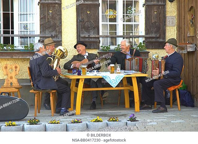 Group of regulars of the musicians
