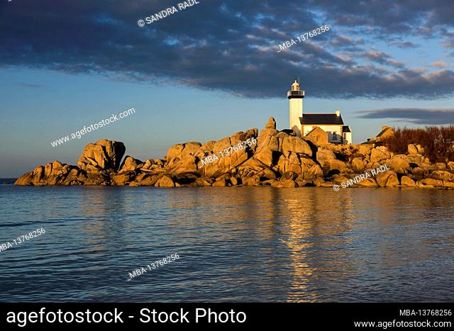 Lighthouse Pontusval, Pointe de Beg Pol, near Brignogan-Plage, evening light, France, Brittany, Finistère department