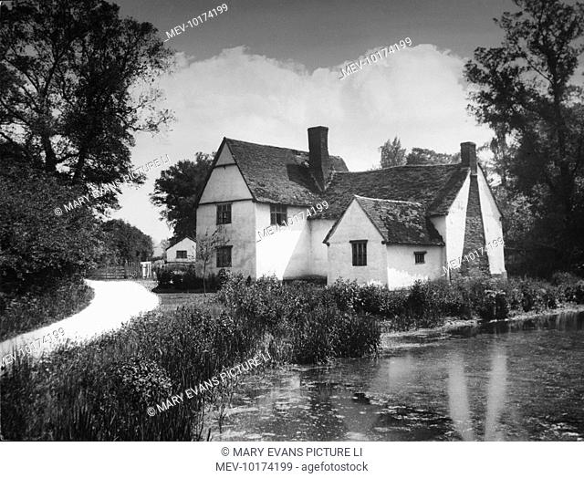 Willie Lott's House, Flatford, Essex, England, a picturesque 16th century cottage on a backwater of the River Stour, the subject of a famous (1810) painting by...