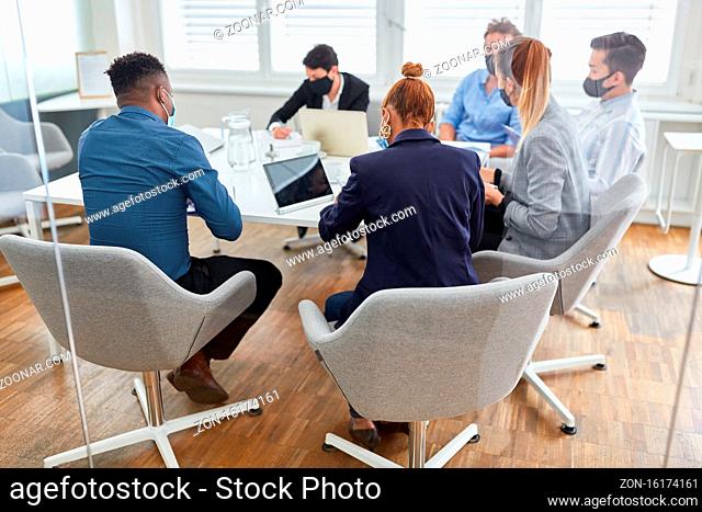 Business Leute sitzen an einem Tisch im Konferenzraum bei der Projekt Planung