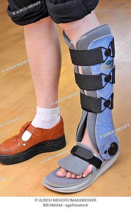 Leg brace stabilizing the Achilles tendon