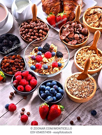 Composition with different sorts of breakfast cereal products and fresh fruits