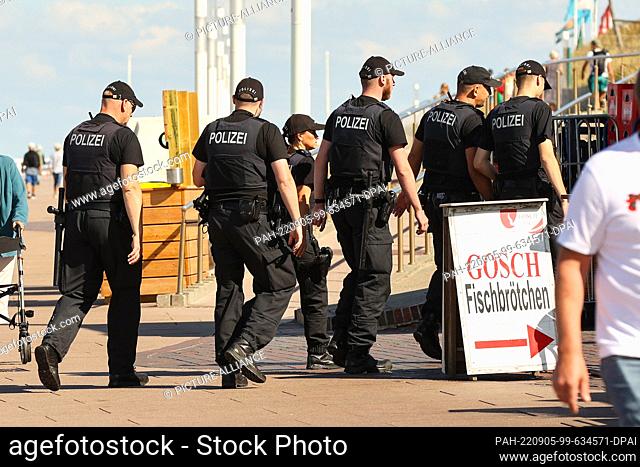 01 September 2022, Schleswig-Holstein, Westerland (sylt): Police officers are on patrol on the beach promenade in Westerland on the island of Sylt