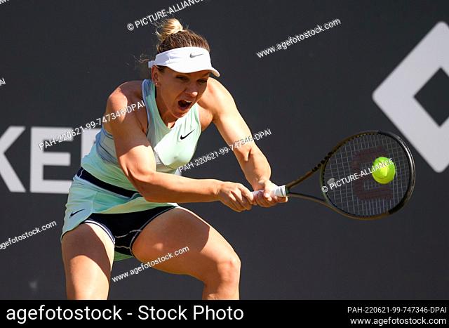 21 June 2022, Hessen, Bad Homburg: Tennis: WTA Tour, singles, women, 1st round, sixteenth final, Haleb (Romania) - Siniakova (Czech Republic)