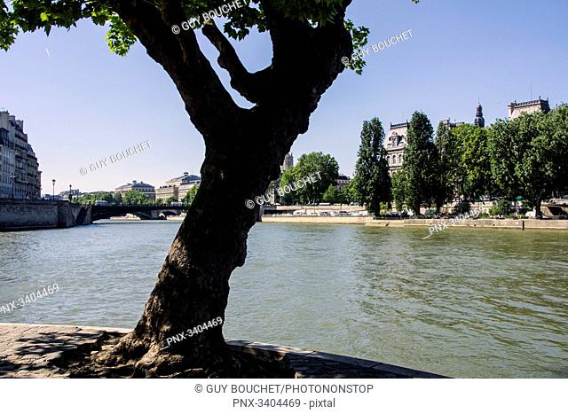 France, Paris 4 eme, Ile St Louis at the confluence of the Seine with the Hotel de Ville
