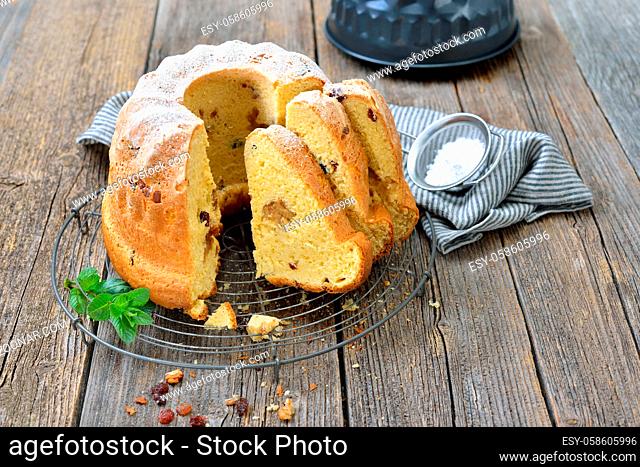 Frischer Hefe-Gugelhupf mit Marzipan und Amaretto-Rosinen - Fresh yeast ring cake with almond paste and raisins