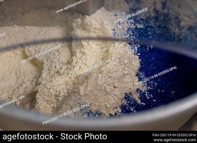 18 January 2020, Saxony-Anhalt, Bernburg: Flour and algae can be seen in a kneading machine in the teaching kitchen at Anhalt University