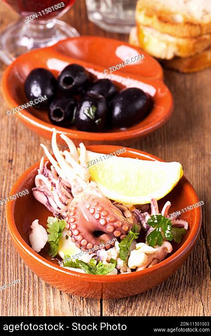 spanische Oktopus Tapa mit Oliven