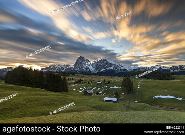 Morning atmosphere on the Alpe di Siusi, alpine huts, Sassolungo, Plattkofel, South Tyrol, Italy, Europe