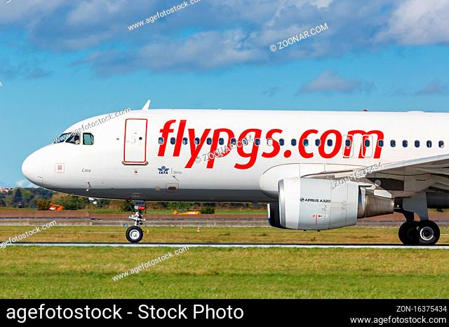 Stuttgart, Deutschland - 4. Oktober 2020: Ein Airbus A320 der Pegasus mit dem Kennzeichen TC-DCF auf dem Flughafen Stuttgart (STR) in Deutschland