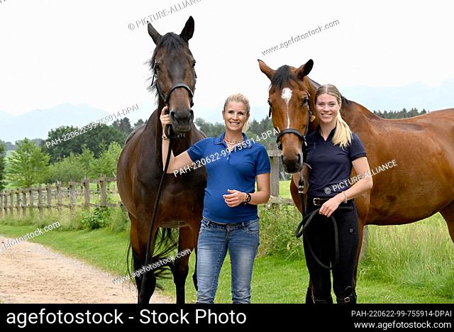 22 June 2022, Bavaria, Tuntenhausen: dpa-Exclusive: The dressage rider and Olympic champion Jessica von Bredow-Werndl (left with the horse TSF Dalera BB) and...