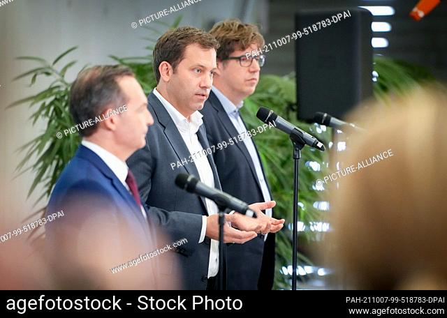 07 October 2021, Berlin: Volker Wissing (l-r), Rhineland-Palatinate Minister for Economy, Transport, Agriculture and Viticulture and FDP Secretary-General