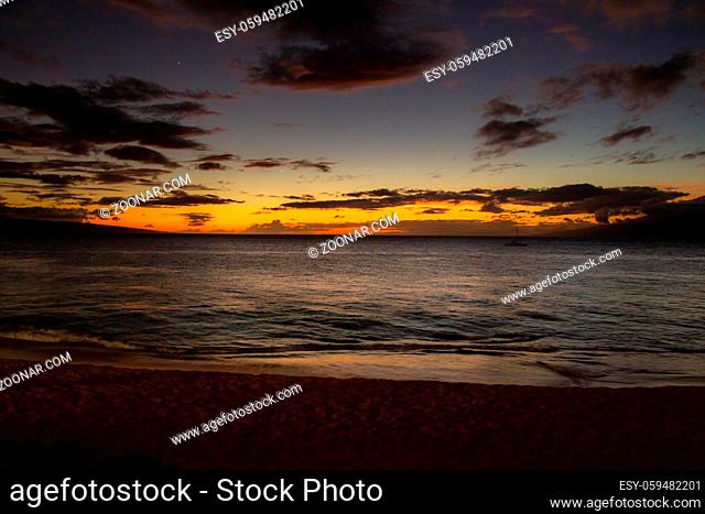 Sonnenuntergang am Strand von Kaanapali Beach auf Maui, Hawaii, USA. Sunset at Kaanapali Beach on Maui, Hawaii, USA