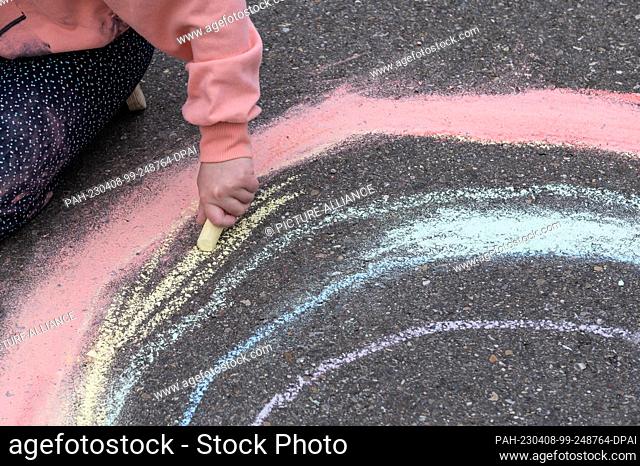 SYMBOL - 07 April 2023, Baden-Württemberg, Rottweil: A child paints on a street with crayons. Photo: Silas Stein/dpa. - Rottweil/Baden-Württemberg/Germany