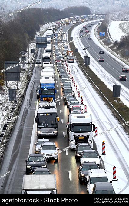 02 December 2023, Baden-Württemberg, Pforzheim: A tailback is forming at the Pforzheim Nord exit of the closed A8 freeway