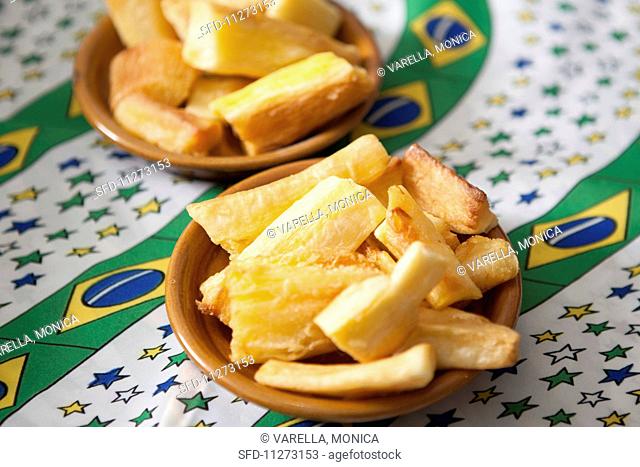 Mandioca frita (fried yucca root, Brazil)