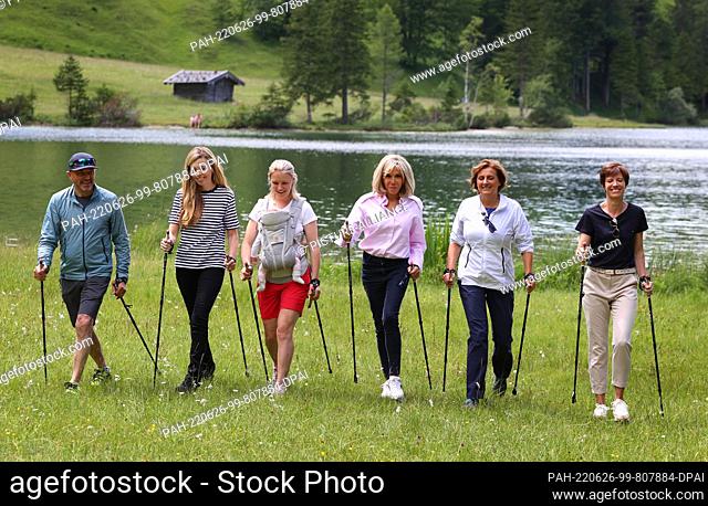 26 June 2022, Bavaria, Elmau: Christian Neureuther, former professional skier (l-r), Carrie Johnson, wife of the British Prime Minister, Miriam Neureuther