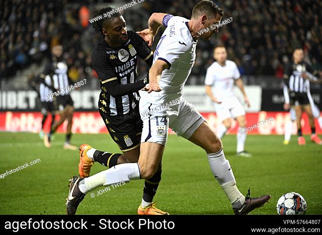 Charleroi's Joris Kayembe and Anderlecht's Jan Vertonghen fight for the ball during a soccer match between Sporting Charleroi and RSC Anderlecht
