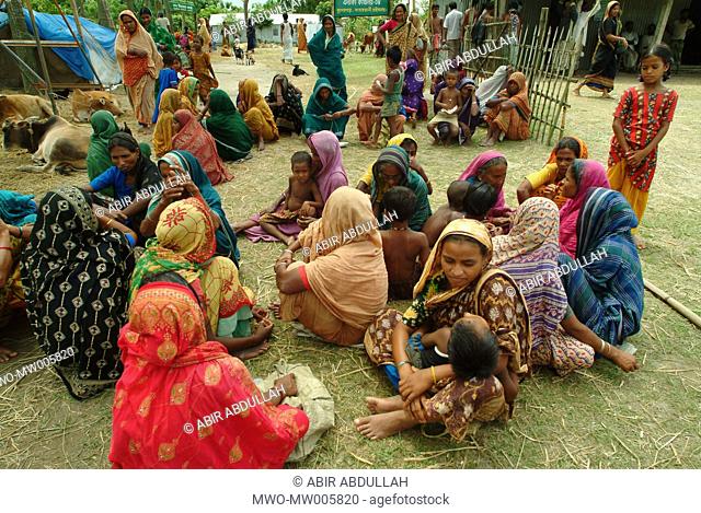 Women waiting for relief goods in a flood shelter centre Gaibandha, Bangladesh July 21, 2004