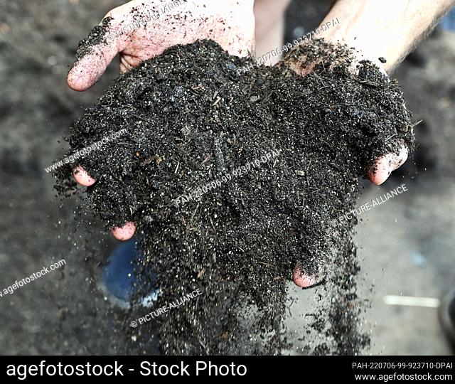 PRODUCTION - 13 June 2022, Baden-Wuerttemberg, Marxzell: At the company Corthum is shown produced potting soil. For a beautiful garden you will have to dig...