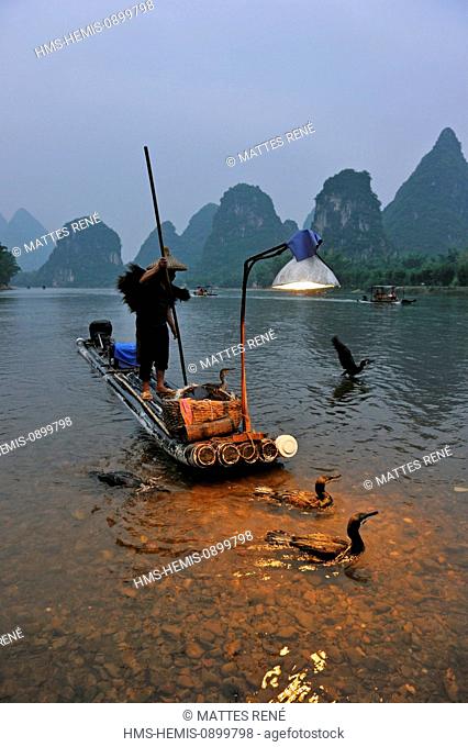 China, Guangxi province, Guilin region, cormorant fisherman on Li River around Yangshuo