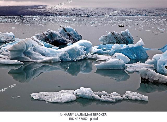 Ice, icebergs with traces of volcanic ash, glacier, glacial lagoon of the Vatnajökull glacier, Jökulsarlon, Iceland